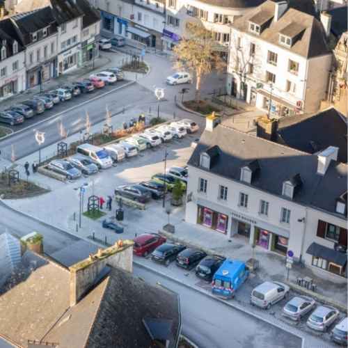 Place Lamennais dans le centre de Ploërmel